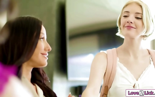 久久久国产 人人爽人人 又爽又黄 v亚洲 Milf Gives Young Babe Her First Lesbian Kiss and More